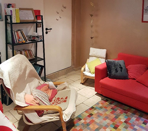 Photo du thérapeute dans son cabinet